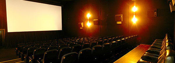 Blick auf Leinwand und Sitzreihen in Saal 2 der Kinostar Filmwelt Bretten