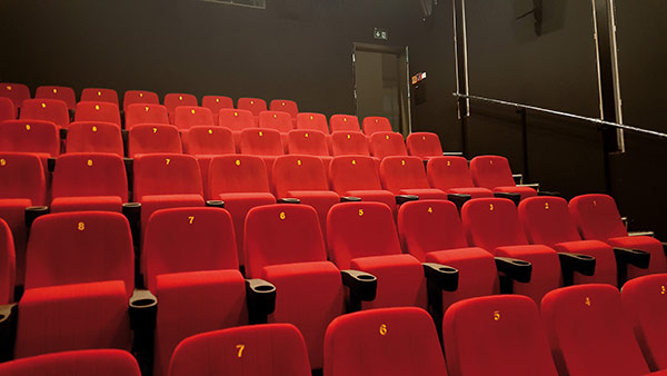 Saal 2 des Kinostar Arthaus Heilbronn mit roten Kinosesseln