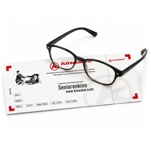 Seniorenkino-Kinokarte mit einer Brille